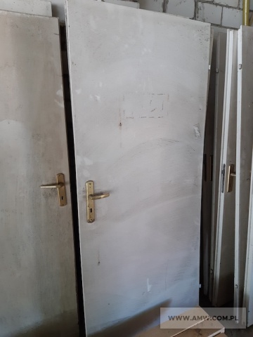 Elementy infrastruktury - pakiet zawierający 25 poz. asort. (wg oddzielnego wykazu), w tym m.in.: drzwi, okna, niszczarki itp. 